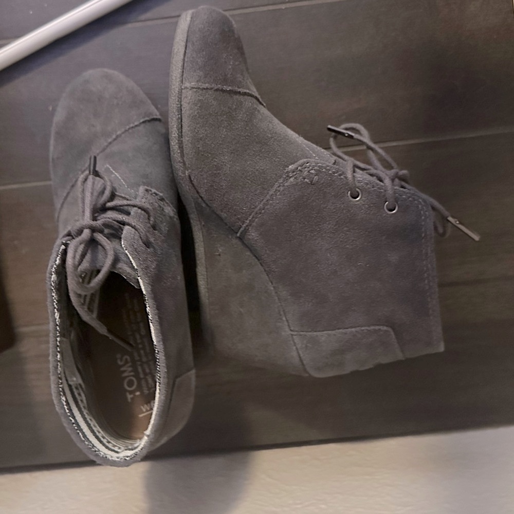 EUC✨TOMS Wedge Suede, Dark Gray, Size 6